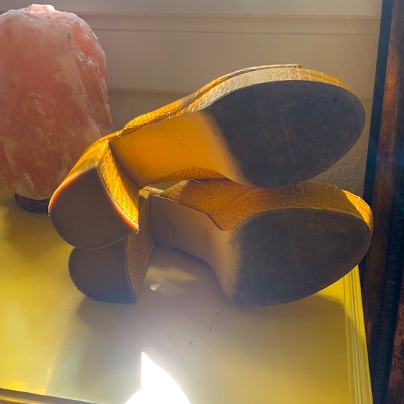 Nine West Ravyn3 Yellow platform. Size: 7.5 - Picture 4 of 6